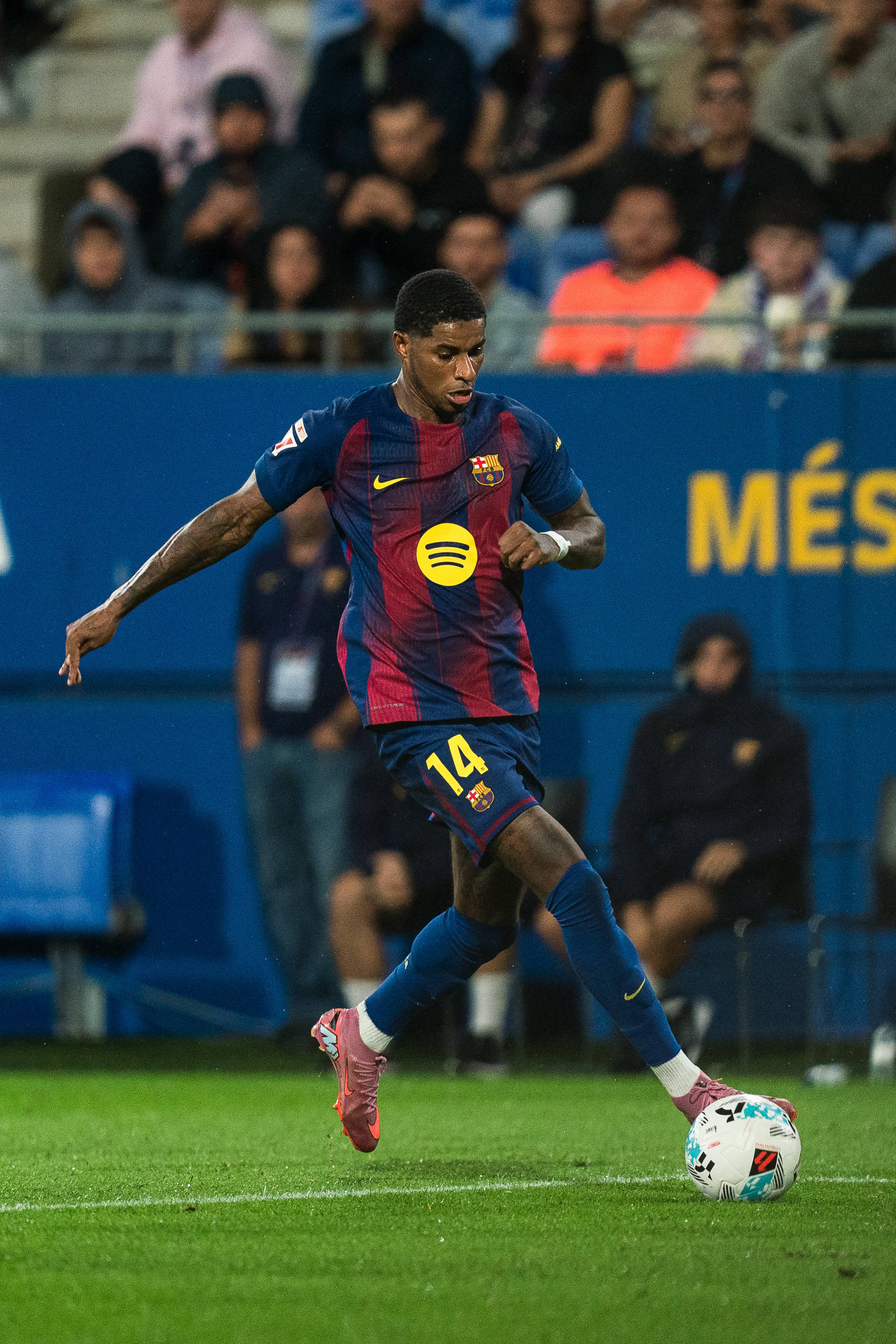 （体育）足球——西甲：巴塞罗那胜赫塔菲