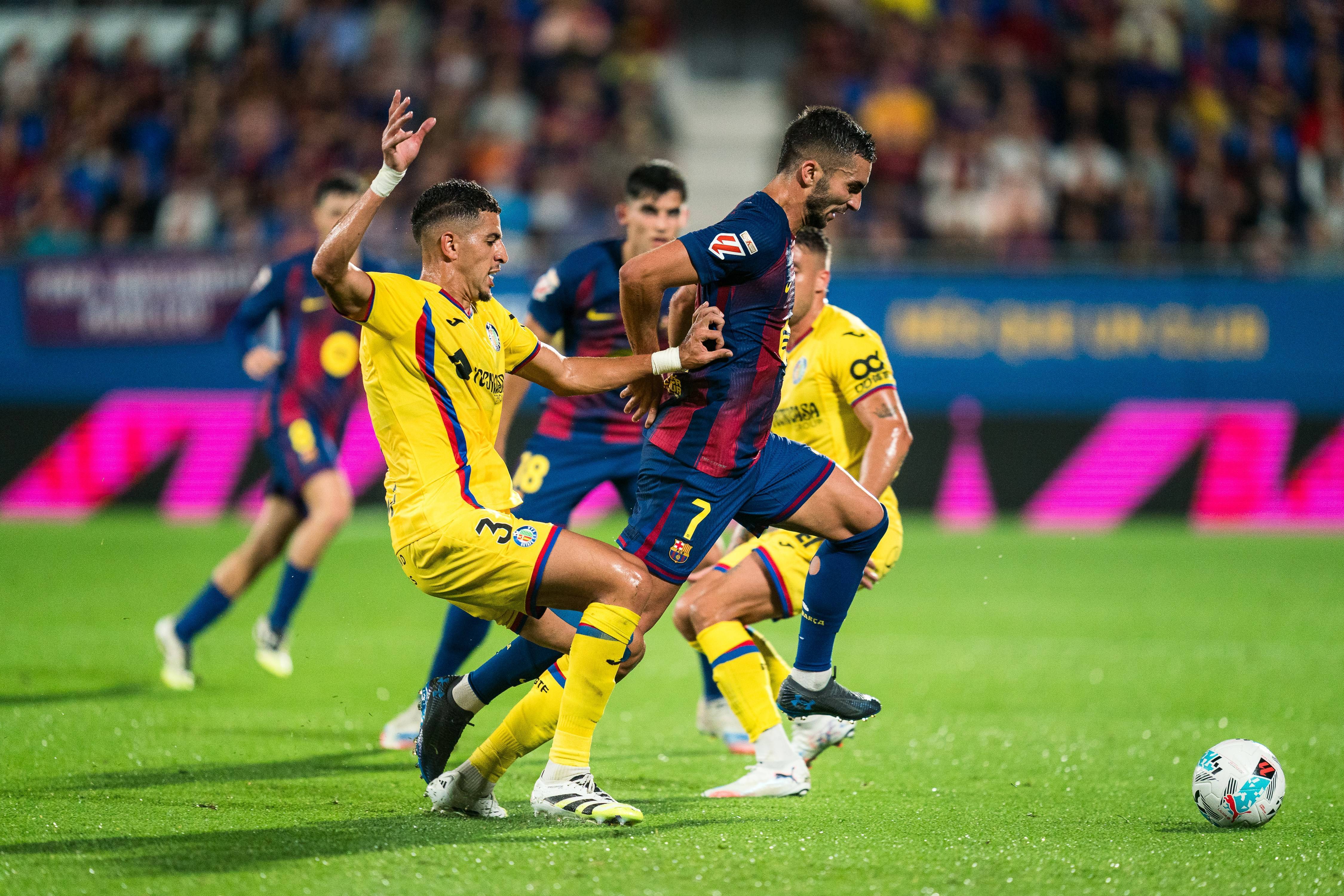 （体育）足球——西甲：巴塞罗那胜赫塔菲